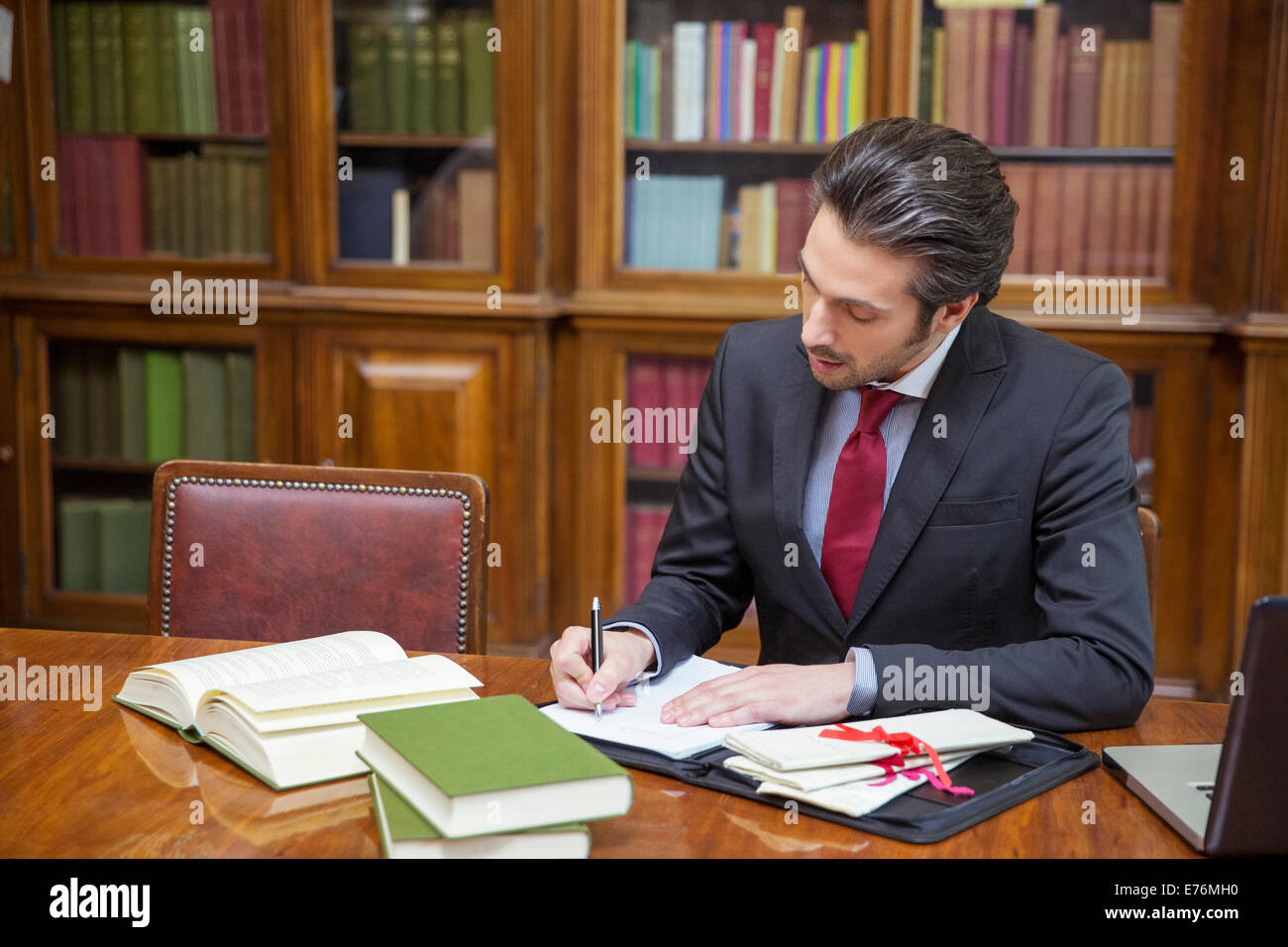 Rechtsanwalt forschen in Kammern Stockfoto