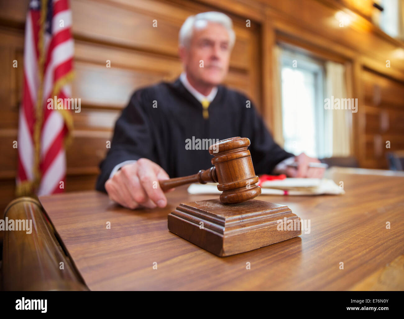 Richter halten Hammer vor Gericht Stockfoto