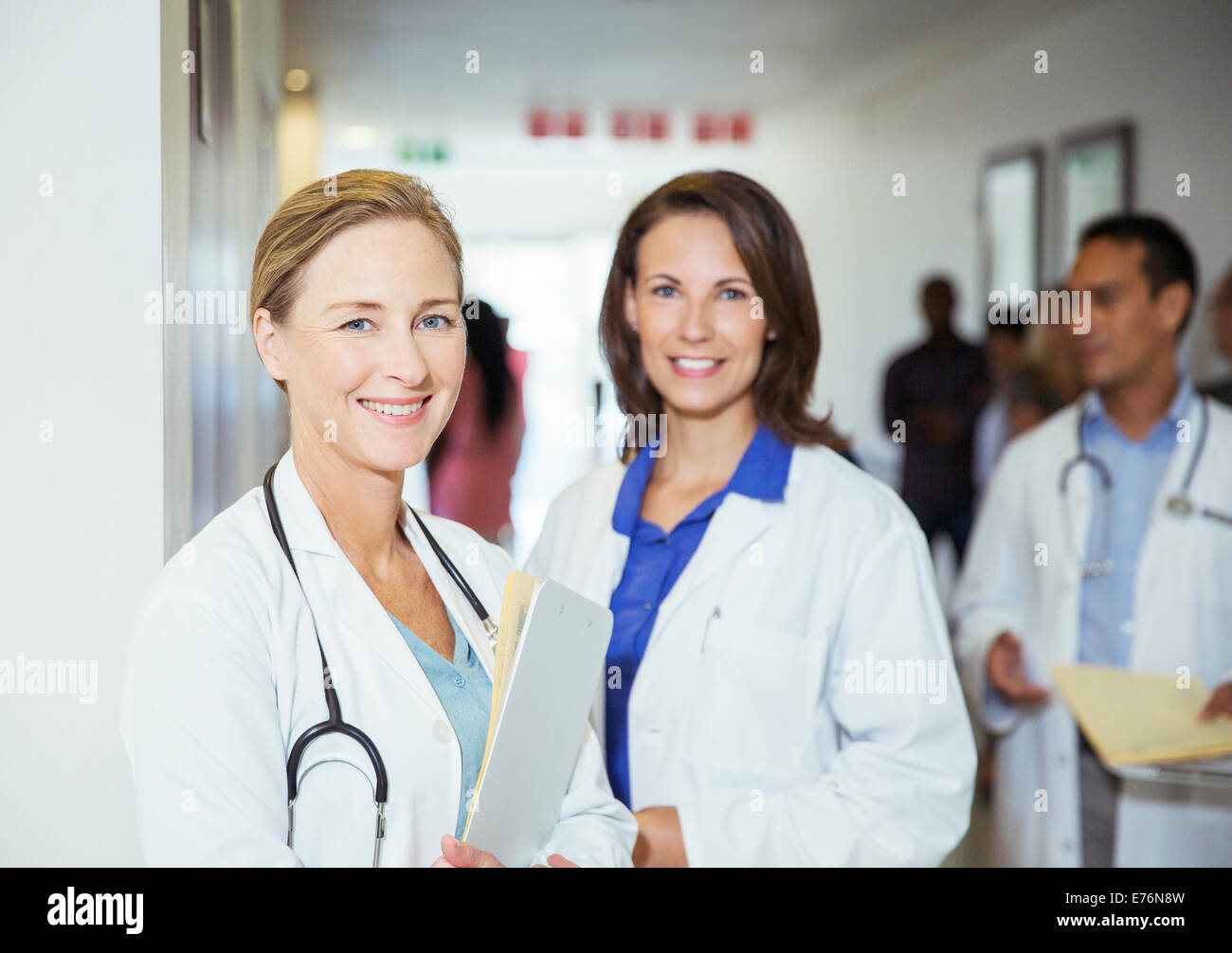Ärzte im Krankenhaus Flur lächelnd Stockfoto