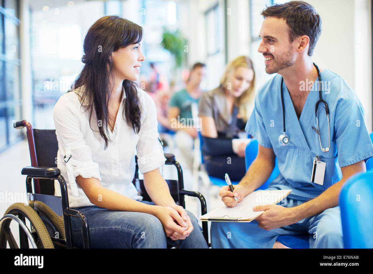 Patienten im Rollstuhl Gespräch im Krankenhaus Krankenschwester Stockfoto