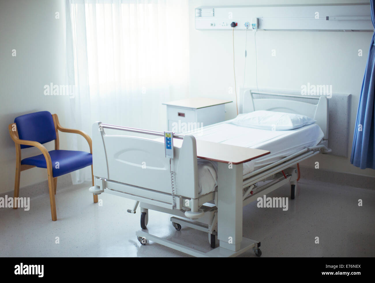Leeres Bett in Zimmer im Krankenhaus Stockfoto