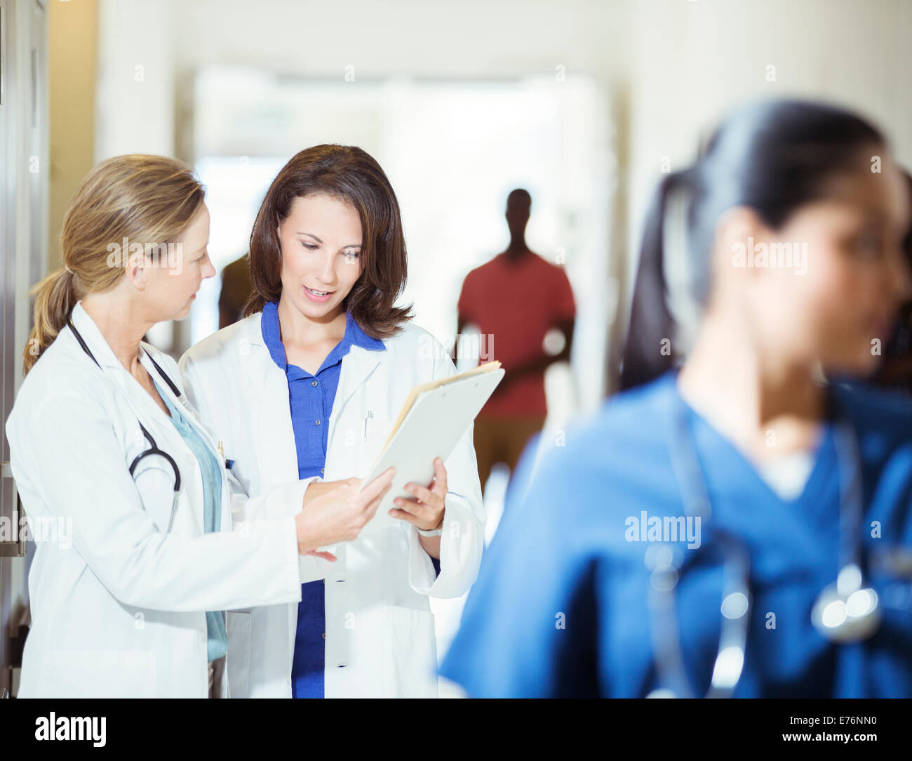 Ärzte, medizinische Diagramm im Krankenhaus Flur lesen Stockfoto
