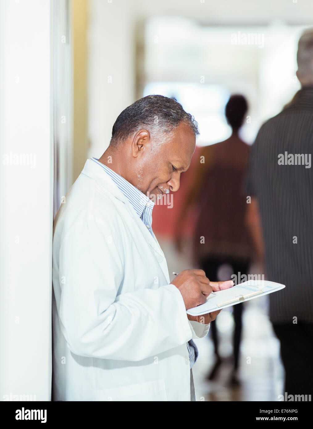 Arzt schriftlich auf medizinischen Diagramm im Krankenhaus Stockfoto