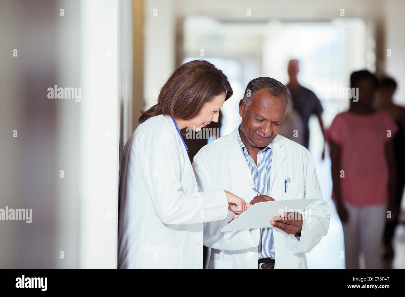 Ärzte lesen medizinischen Diagramm im Krankenhaus Stockfoto