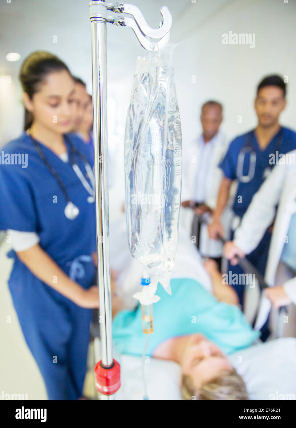 Krankenschwestern und Arzt-Patient im Krankenhaus Flur Machenschaften Stockfoto