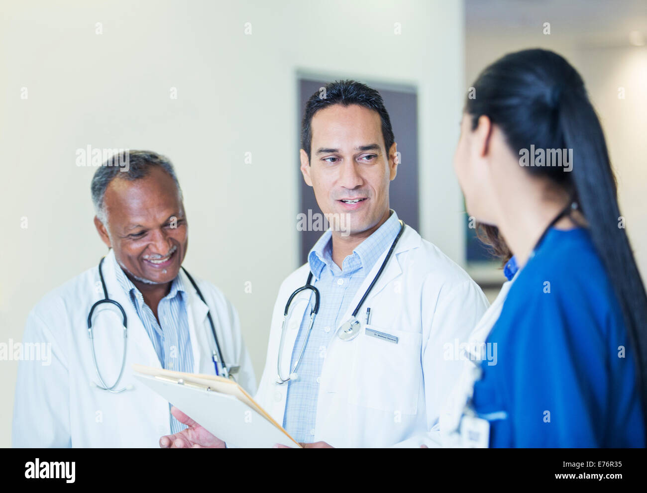 Ärzte und Krankenschwester im Krankenhaus Flur im Gespräch Stockfoto