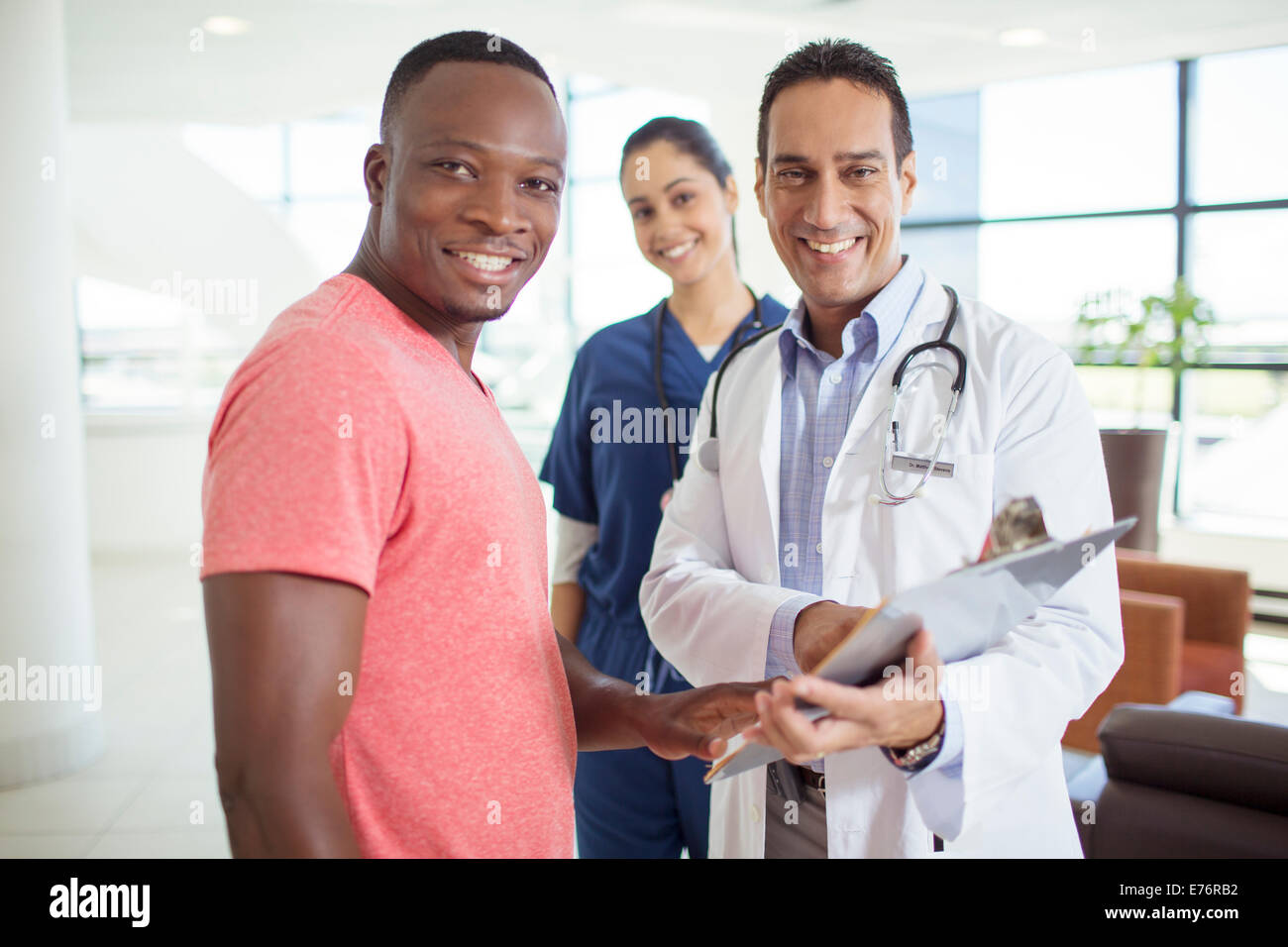 Arzt und Patient im Krankenhaus lächelnd Stockfoto