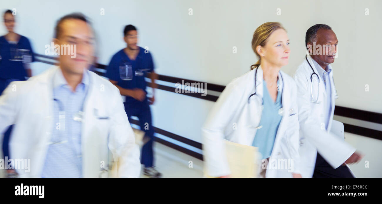 Ärzte und Pflegepersonal im Krankenhaus Flur Rauschen Stockfoto