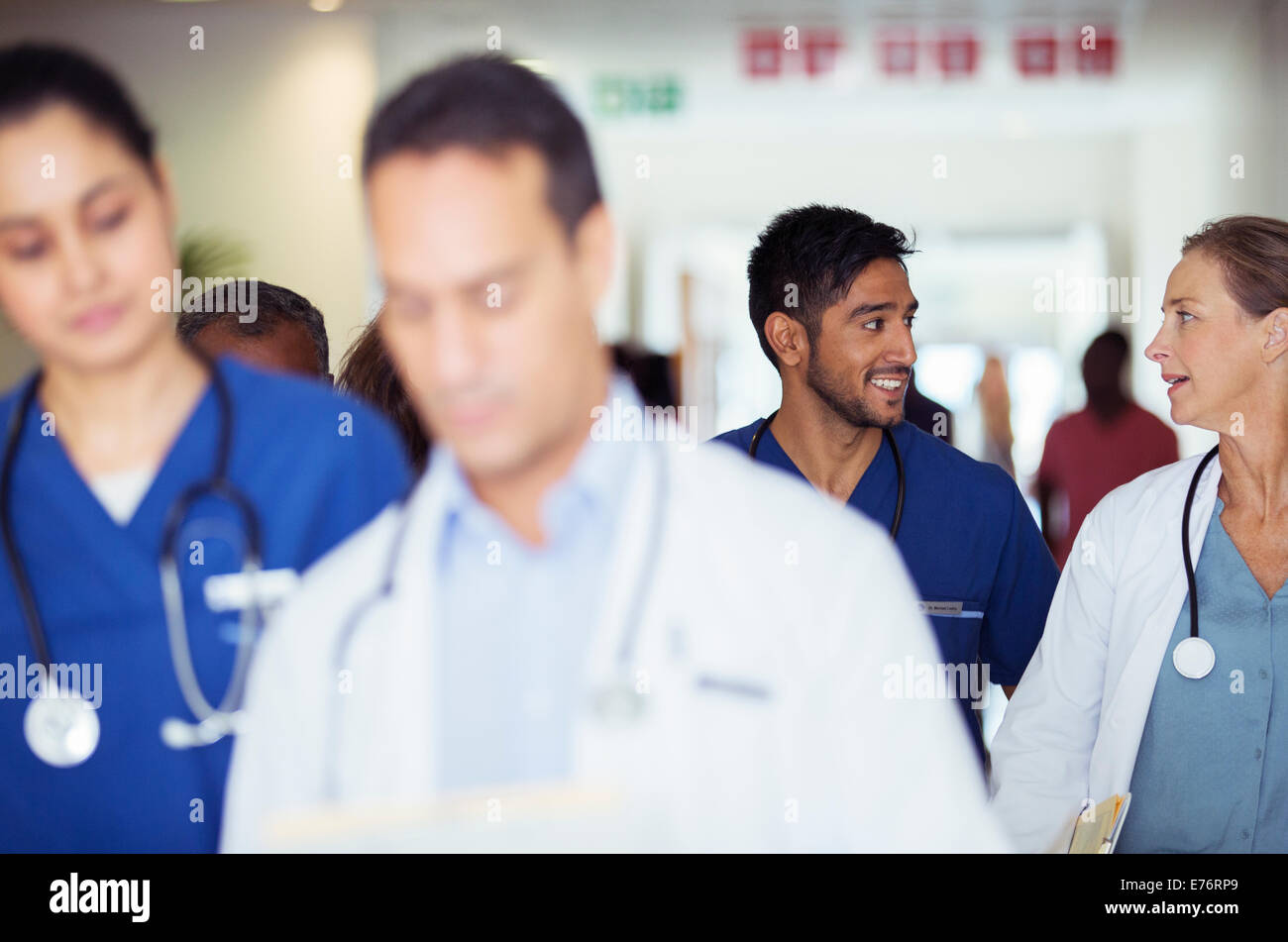 Ärzte und Pflegepersonal im Krankenhaus Flur im Gespräch Stockfoto