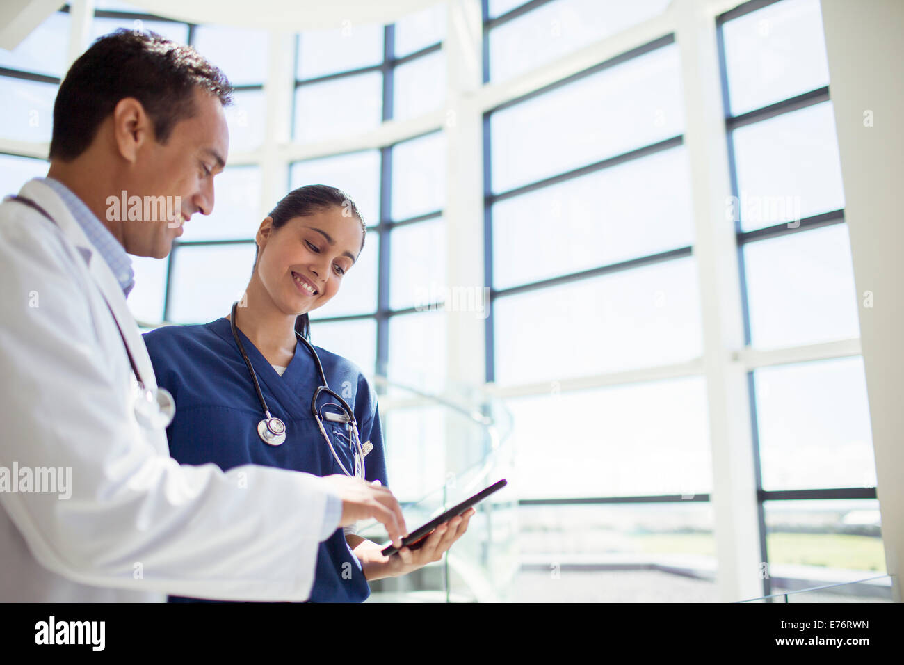 Arzt und Krankenschwester lesen medizinischen Diagramm im Krankenhaus Stockfoto
