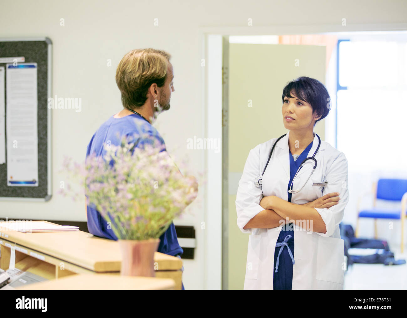 Arzt und Krankenschwester im Krankenhaus sprechen Stockfoto