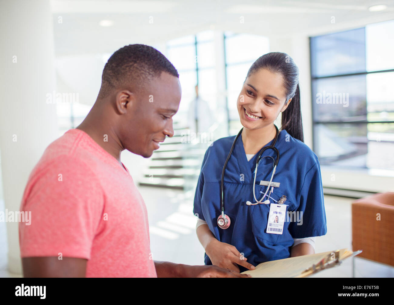 Krankenschwester und Patient lesen medizinischen Diagramm im Krankenhaus Stockfoto