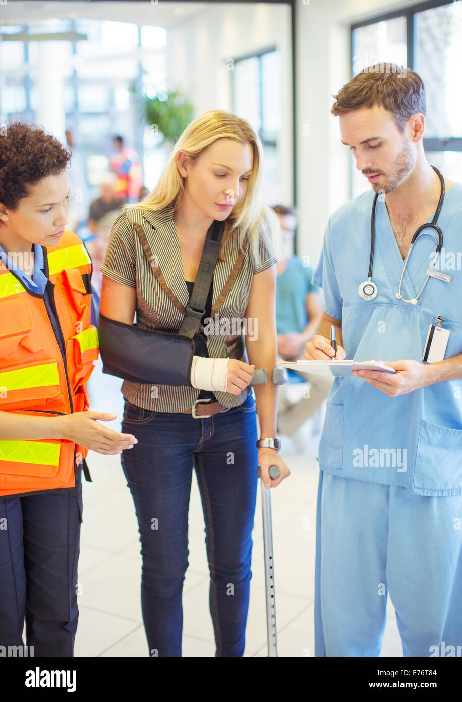Krankenschwester und Sanitäter im Gespräch mit Patienten im Krankenhaus Stockfoto