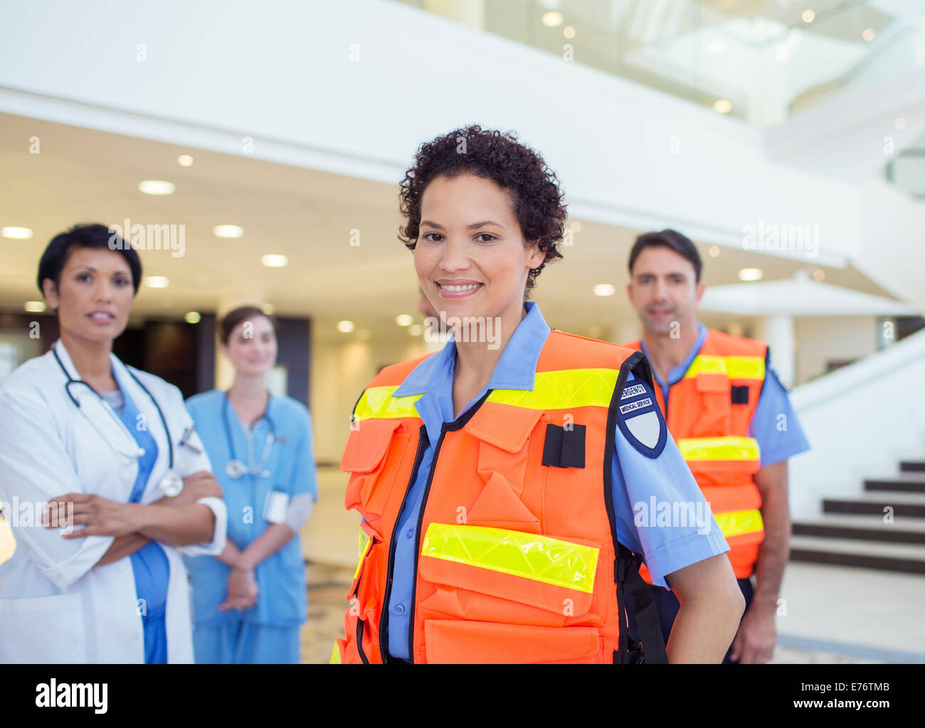 Arzt, Krankenschwester und Sanitäter stehen im Krankenhaus Stockfoto