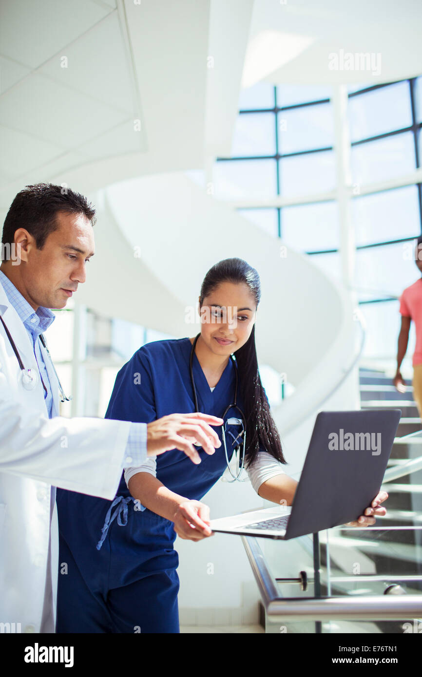 Arzt und Krankenschwester mit Laptop im Krankenhaus Stockfoto