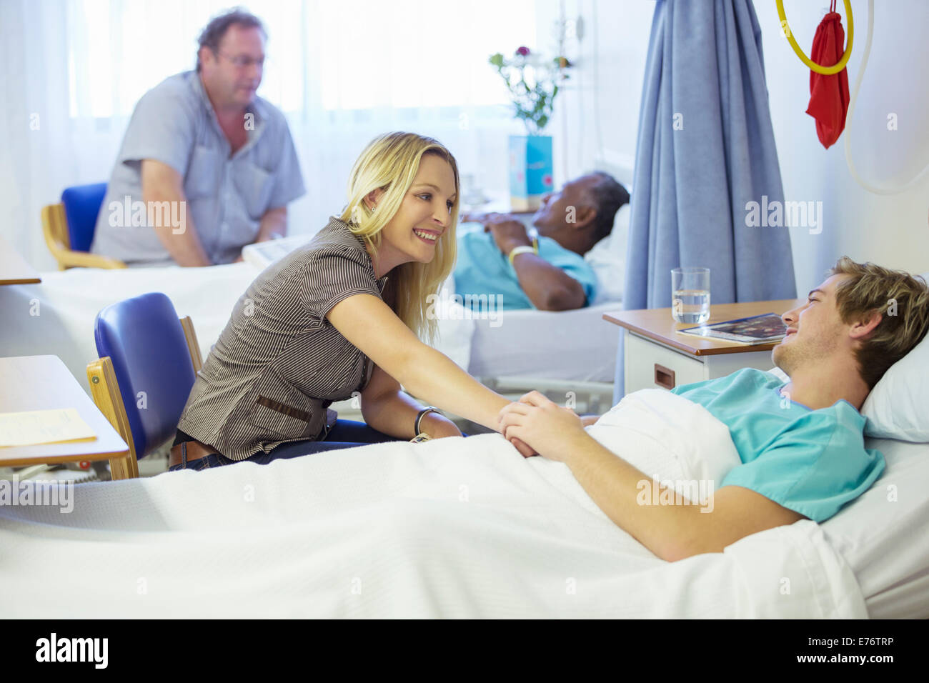 Frau im Gespräch mit Freund im Krankenhaus Stockfoto