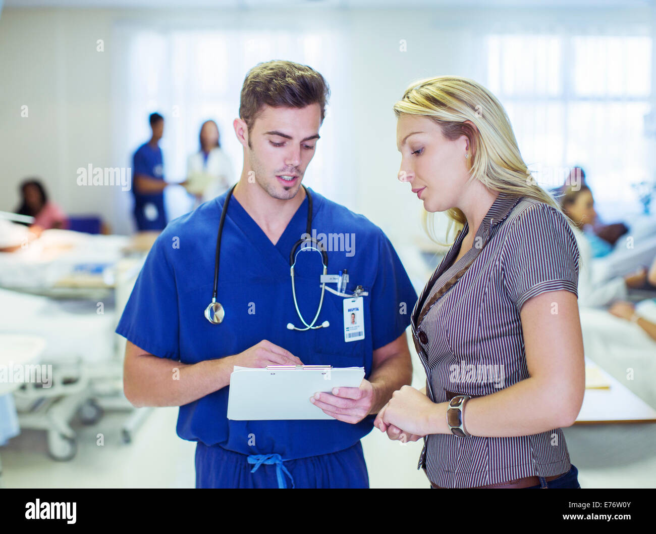 Krankenschwester und Patient lesen medizinischen Diagrammen im Krankenhaus Stockfoto