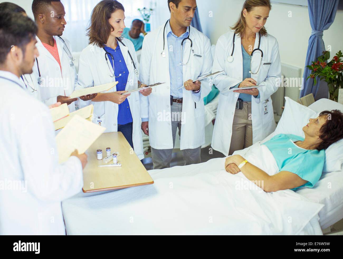 Arzt und Patient im Krankenhaus untersuchen Einwohner Stockfoto