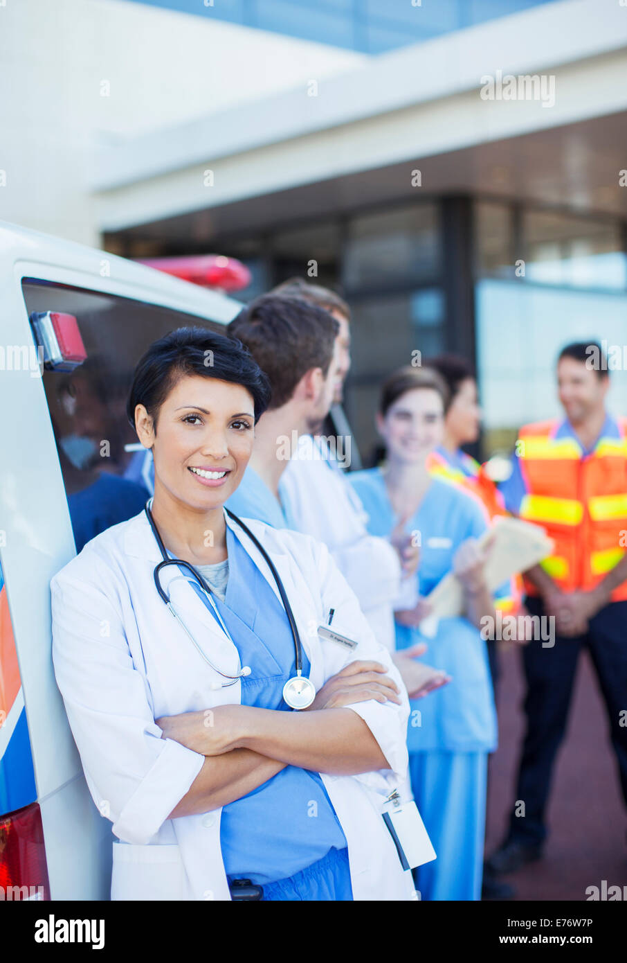 Arzt Lächeln Außenseite Krankenhaus Stockfoto