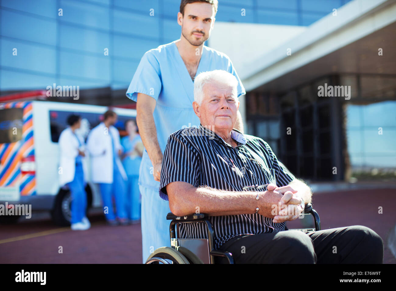 Wheeling Patienten außerhalb Krankenhaus Krankenschwester Stockfoto