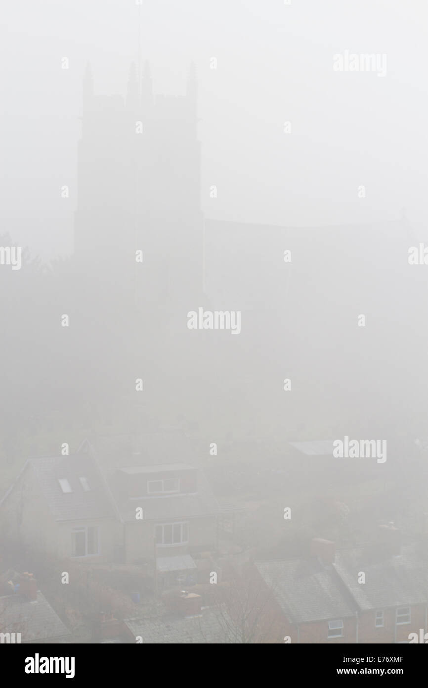 St. Nicholas Church, Montgomery, durch einen dichten Nebel. Powys, Wales. März. Stockfoto