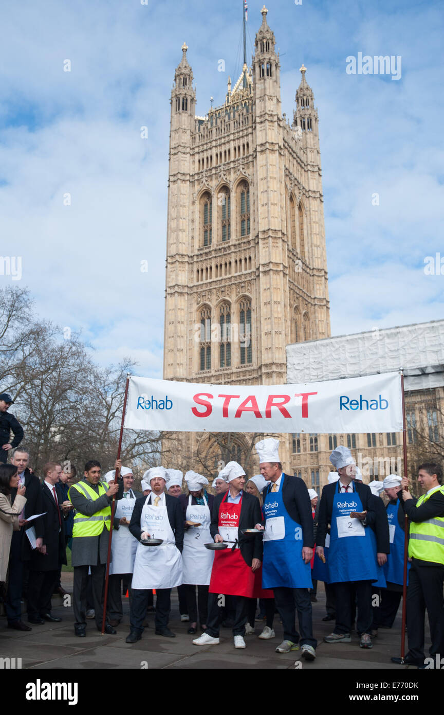 Journalisten und MPs konkurrieren um Charity bei der jährlichen parlamentarischen Pfannkuchen Rennen im Victoria Tower Gardens im Zentrum von London.  Mitwirkende: Atmosphäre wo: London, Vereinigtes Königreich bei: 4. März 2014 Stockfoto