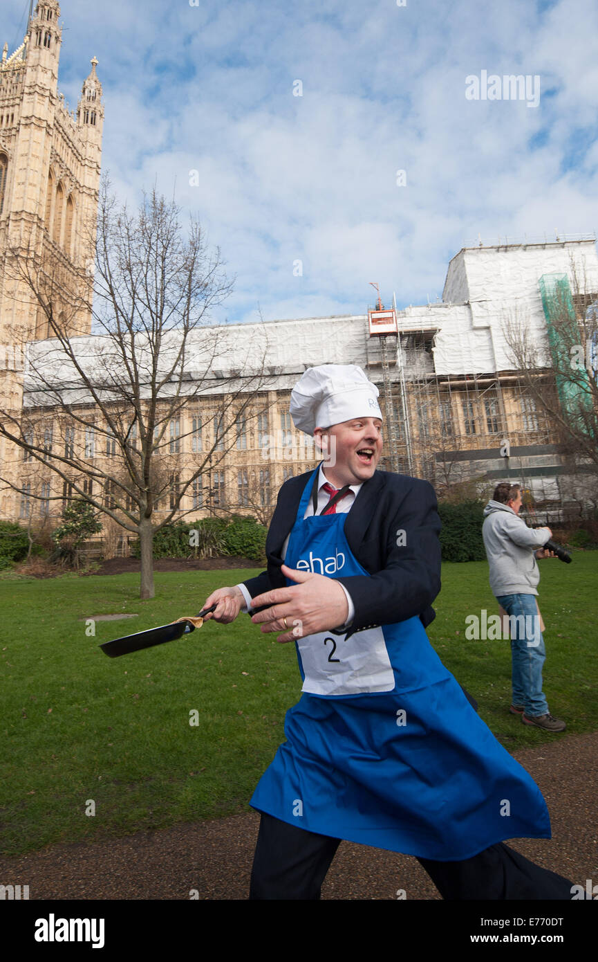 Journalisten und MPs konkurrieren um Charity bei der jährlichen parlamentarischen Pfannkuchen Rennen im Victoria Tower Gardens im Zentrum von London.  Mitwirkende: Herr Redesdale wo: London, Vereinigtes Königreich bei: 4. März 2014 Stockfoto
