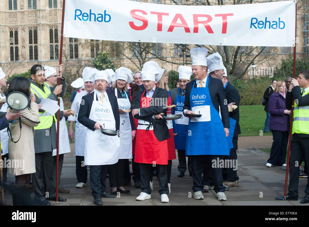 Journalisten und MPs konkurrieren um Charity bei der jährlichen parlamentarischen Pfannkuchen Rennen im Victoria Tower Gardens im Zentrum von London.  Mitwirkende: Atmosphäre wo: London, Vereinigtes Königreich bei: 4. März 2014 Stockfoto