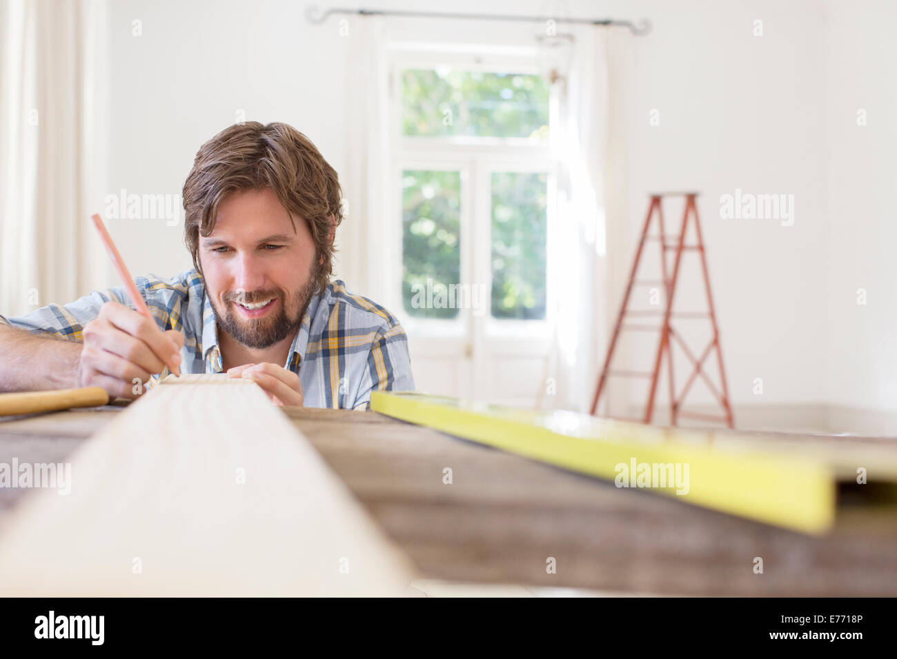 Mann, die Kennzeichnung von Holz im Wohnbereich Stockfoto