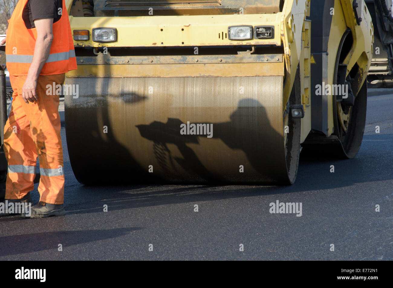 Bild von Straßenwalze bei der Arbeit Stockfoto