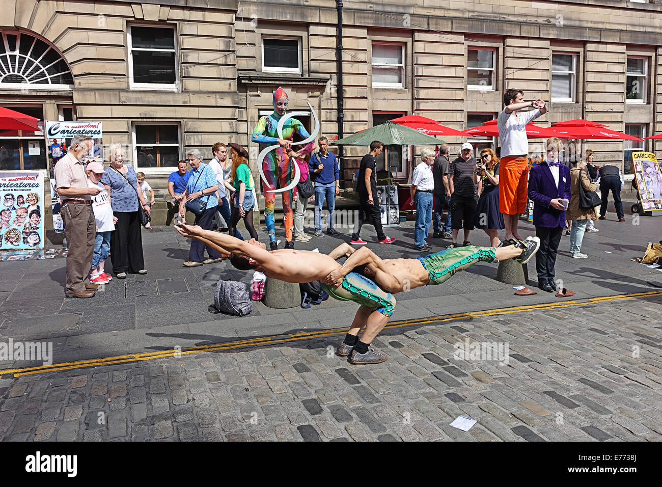 Akrobatik auf dem Fringe.Royal Mile.Edinburgh. Stockfoto