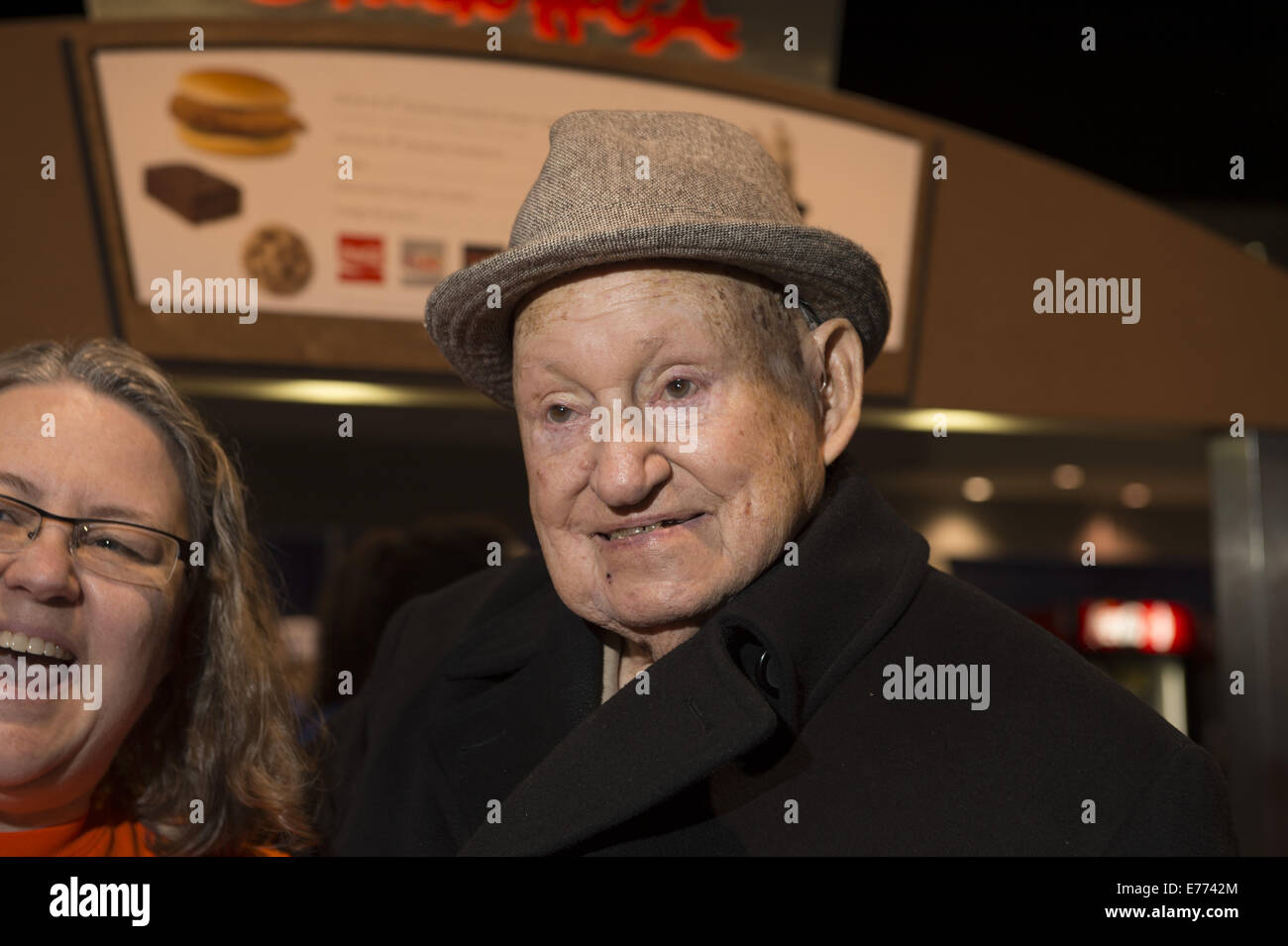 31. Dezember 2012 - ist Atlanta, GA - S TRUETT CATHY, der Milliardär Gründer der Chick-Fil-A-Restaurant-Kette, die bekanntlich am Sonntag schließt aber auch lenkte die Aufmerksamkeit auf Homo-Ehe wegen seiner Familie konservative Ansichten, im Alter von 93 Jahren gestorben... . Bild zeigt Cathy besuchen Mitarbeiter von Chick-Fil-A-Bowl-Fan-Fest in Atlanta, Dezember, 2012... Chick-Fil-A-Sprecher Mark Baldwin sagte Cathy zu Hause umgeben von seiner Familie gestorben. Funeral Pläne noch nicht abgeschlossen waren, sagte er... Cathy eröffnet seine erste Diner in einem Vorort von Atlanta im Jahr 1946 und 1967 hatte er gegründet und eröffnete seine fi Stockfoto