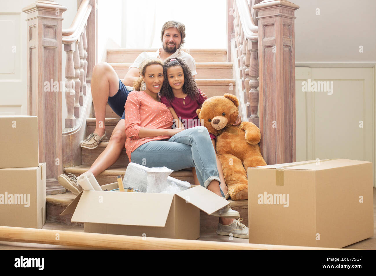 Familie Zusammensitzen auf Treppe Stockfoto