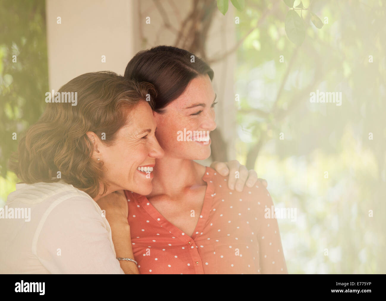 Mutter und Tochter umarmt im freien Stockfoto