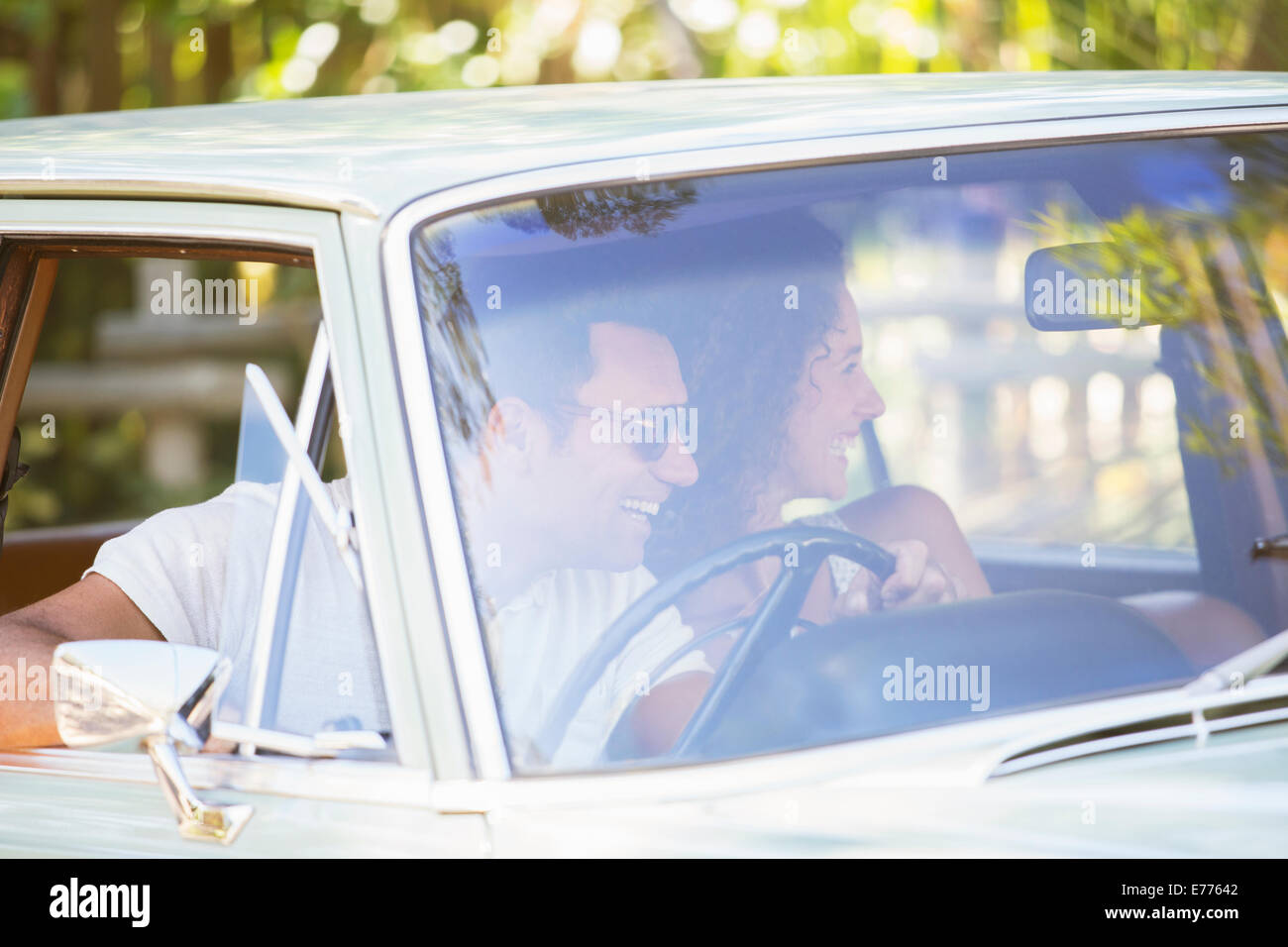 Paar genießt Auto fahren auf sonnigen Tag Stockfoto