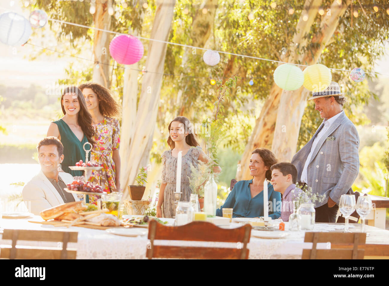 Gesammelten Familie auf der Suche nach unten im Garten Stockfoto