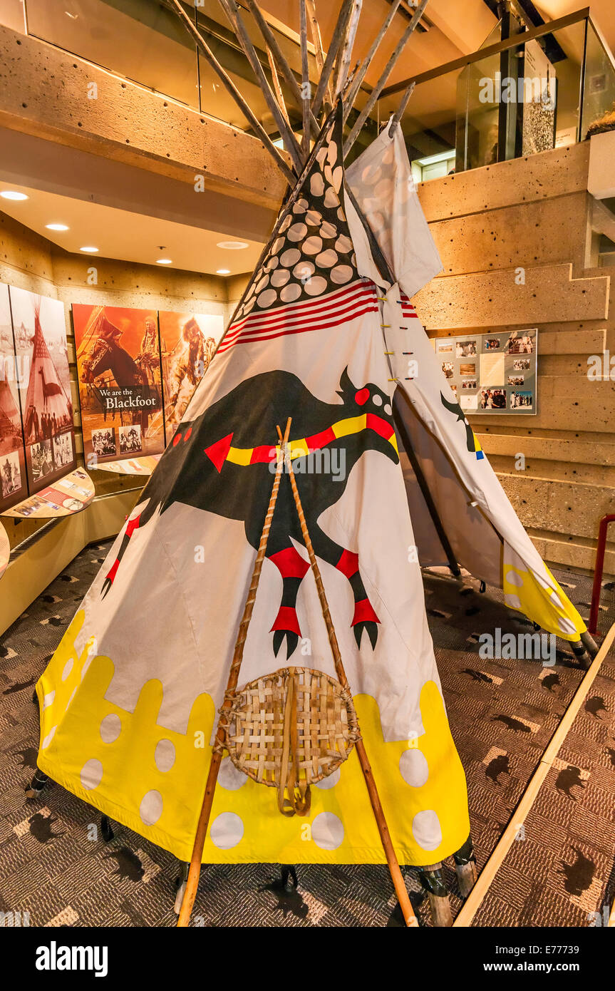 Tipi-Diorama im Abschnitt "Napi Menschen" am Head-Smashed-In Buffalo Jump Interpretive Centre, in der Nähe von Fort Macleod, Alberta, Kanada Stockfoto