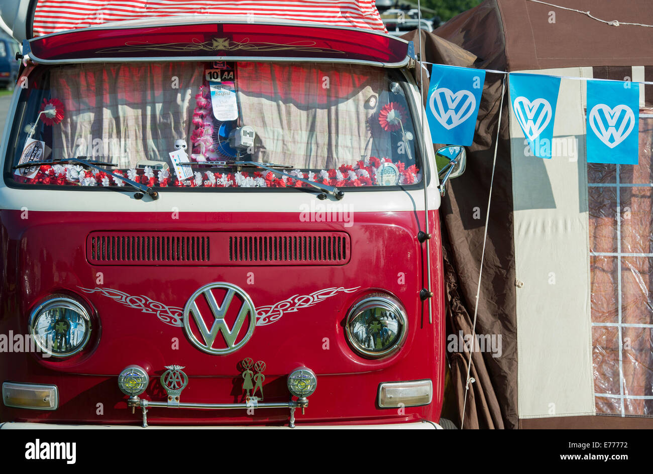 Volkswagen Wohnmobil und Vorzelt / Zelt bei einer VW-Show. England Stockfoto
