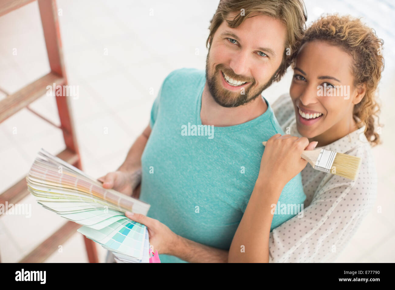Paar auf der Suche durch Farbkarten zusammen Stockfoto