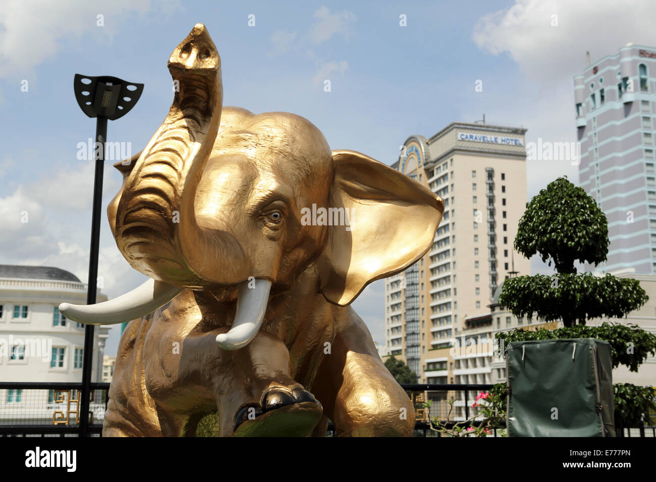 Goldenen Elefanten-Statue durch die Stufe der Garten Bar auf der Dachterrasse im Rex Hotel in Ho-Chi-Minh-Stadt, Vietnam. Stockfoto