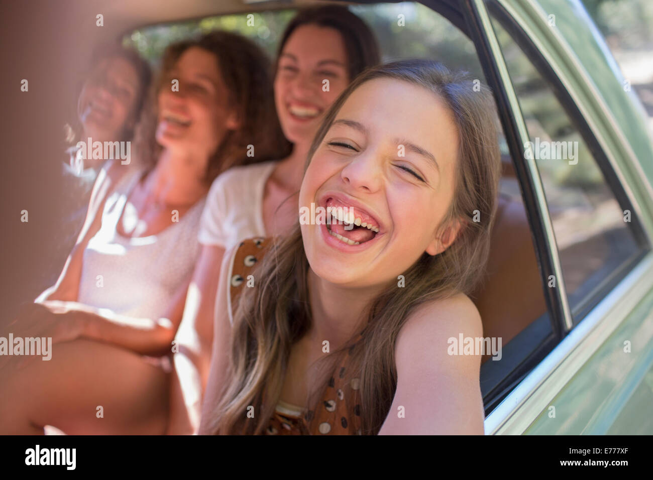 Vier Frauen spielen im Auto Rücksitz Stockfoto