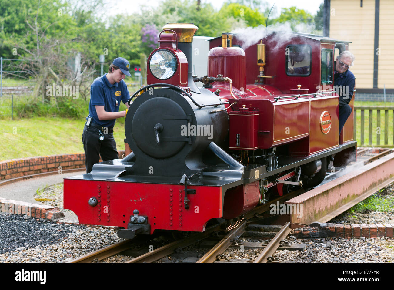 Zug Ingenieur. Schmalspurbahn Lok auf Drehsockel. Norfolk Broads Wroxham England Großbritannien Stockfoto