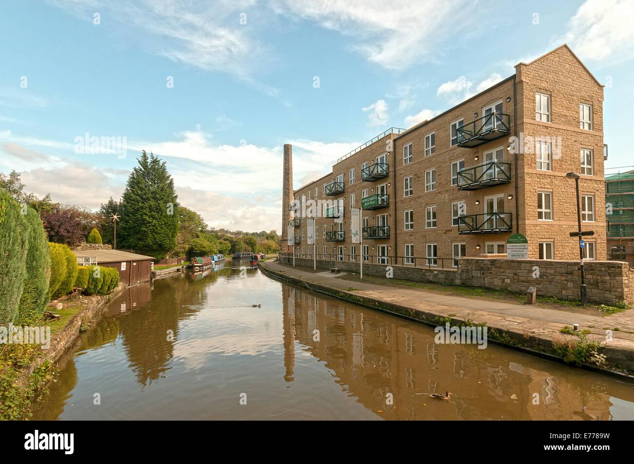 Skipton, Leeds, Liverpool canal, Neubauwohnungen auf alten Dewhirst Mill-Website Stockfoto