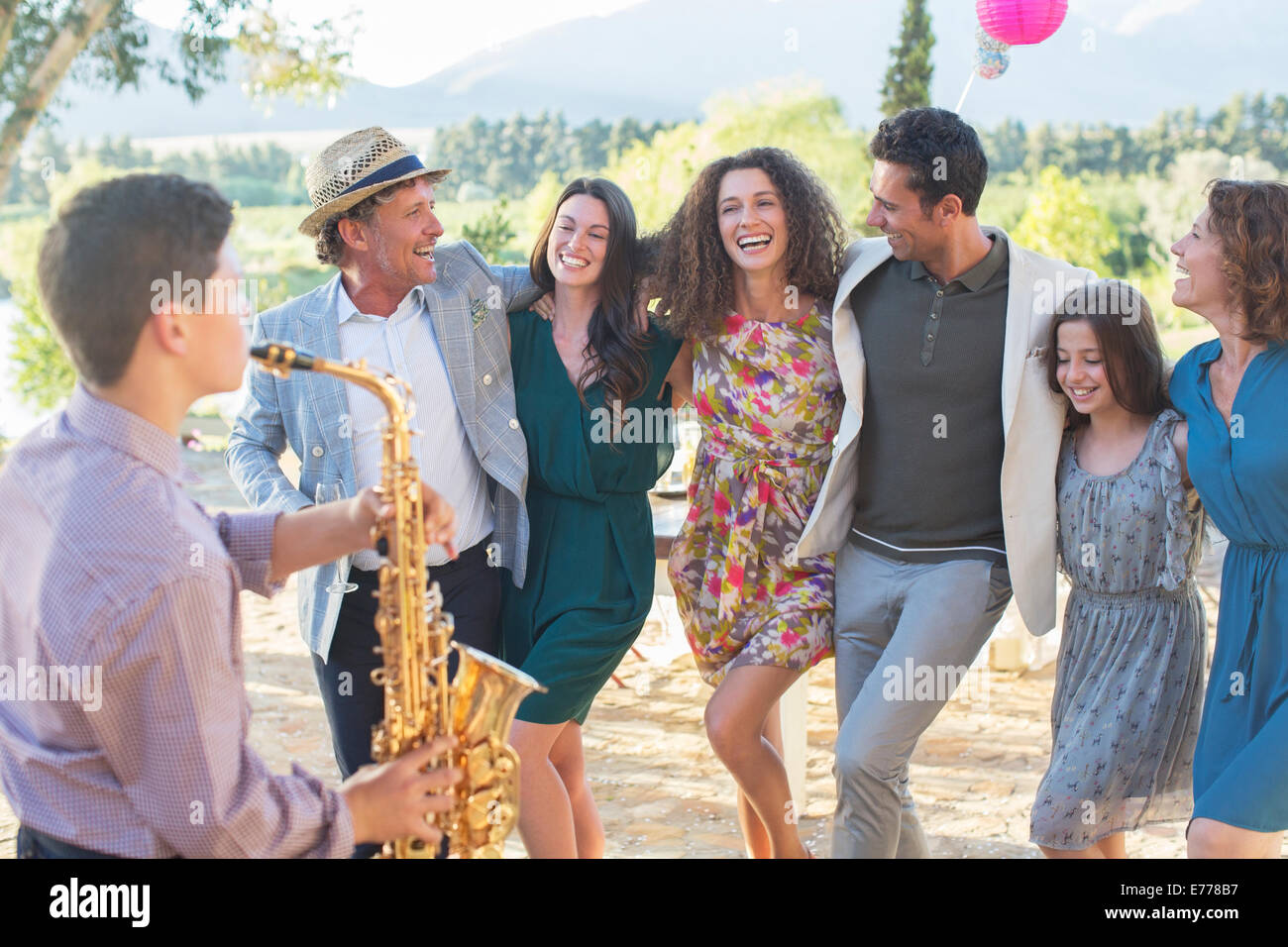 Familie zusammen tanzen im freien Stockfoto