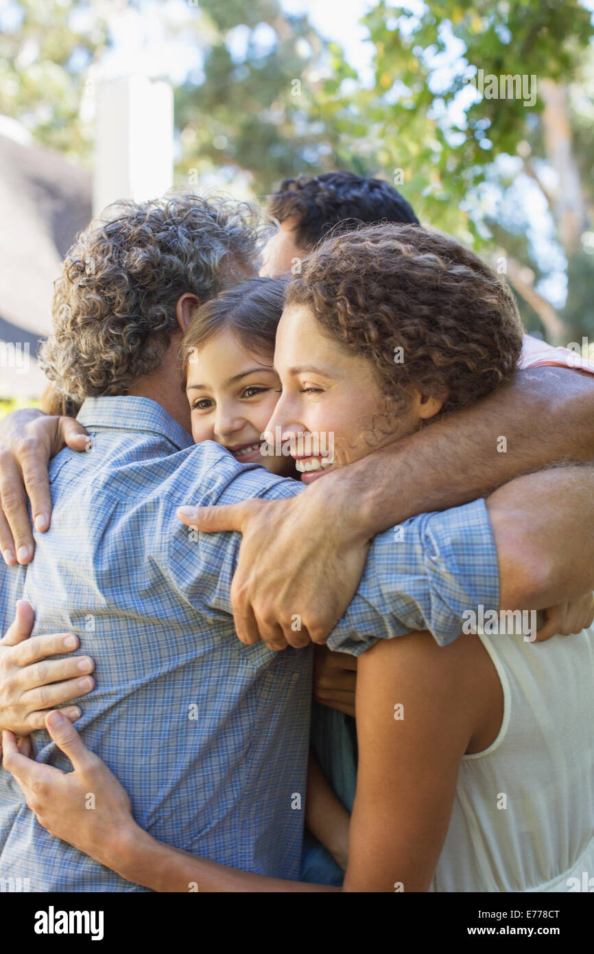 Familie umarmt im freien Stockfoto