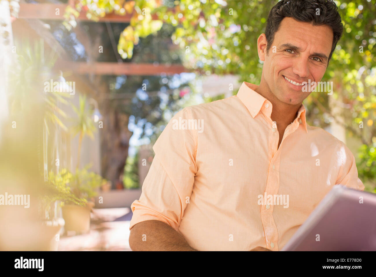 Mann mit digitalen Tablet im freien Stockfoto