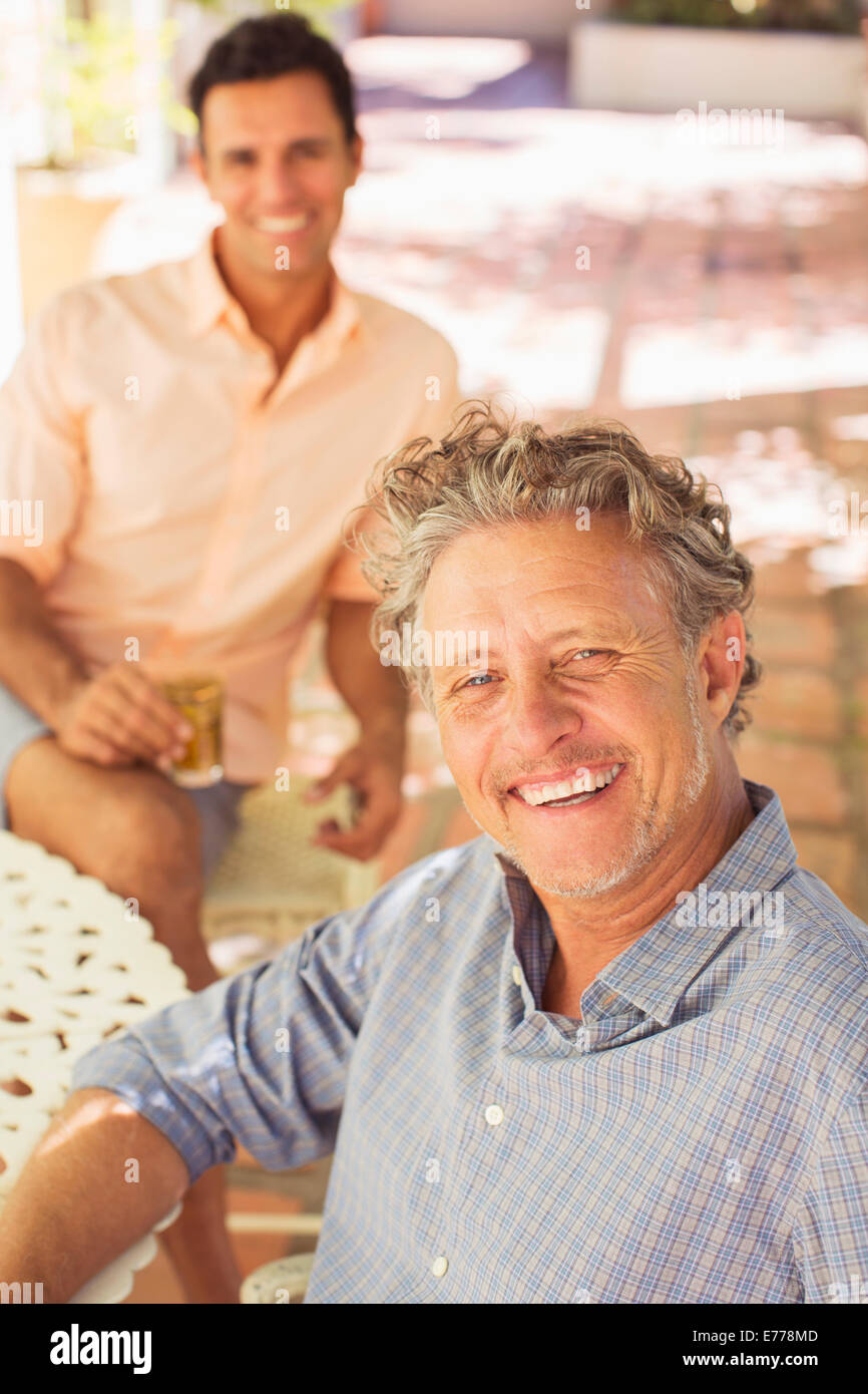 Vater und Sohn gemeinsam im Freien entspannen Stockfoto