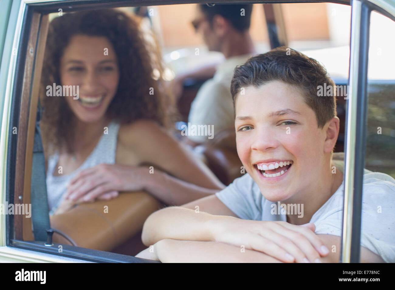 Familie zusammen im Auto fahren Stockfoto