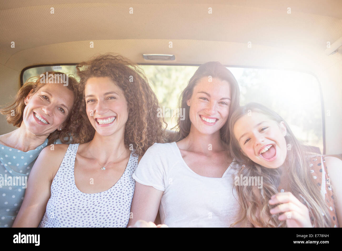 Vier Frauen sitzen auf dem Auto Rücksitz Stockfoto