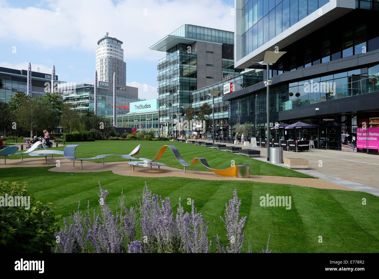 Gärten in Manchesters Media City von Salford Quays Stockfoto